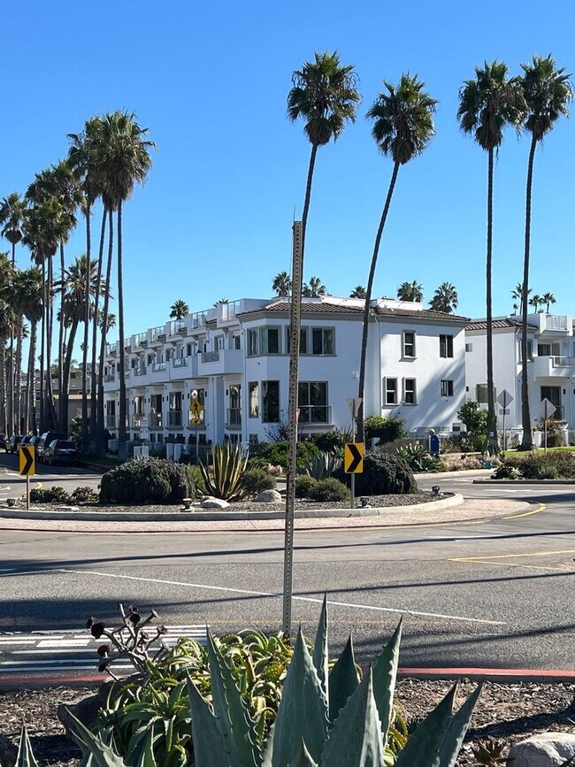 Building Photo - #110: WHITE HOUSE - UNOFFICIAL (JEFF GINSBURG ROOMMATES)