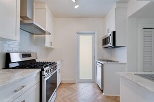 Building Photo - 1615 Bay Dr