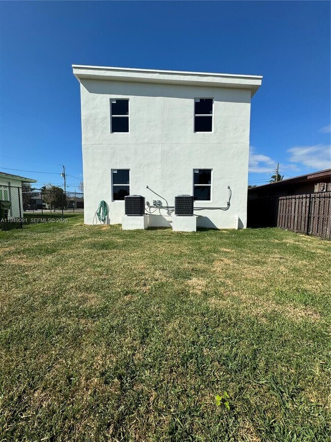 Building Photo - 526 NW 6th St