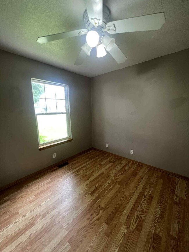 Building Photo - COMING SOON: CUTE 2 BEDROOM / 1 BATHROOM H...