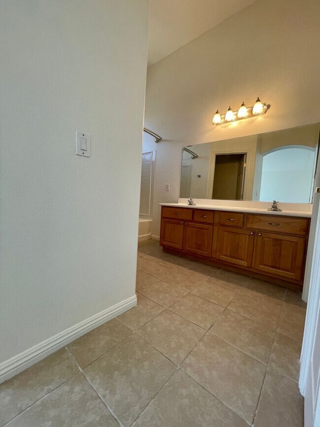 Building Photo - Great Spacious 3 bedroom Townhome Available!