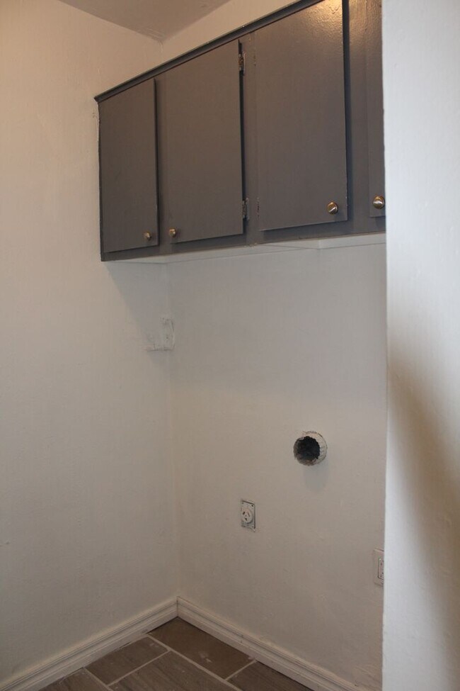 Building Photo - 2 bed & office on the South Side!