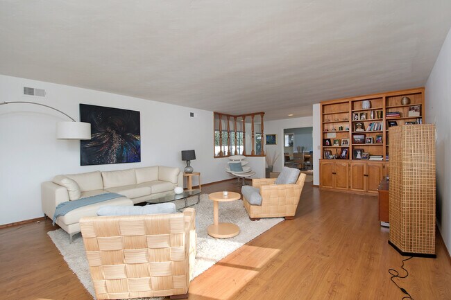 Building Photo - AVAILABLE NOW! LOVELY LA JOLLA 3BD/2.5BA H...