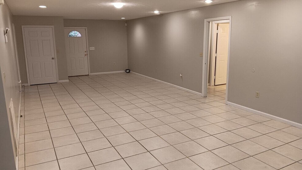 Building Photo - 1741 Elvan Ave