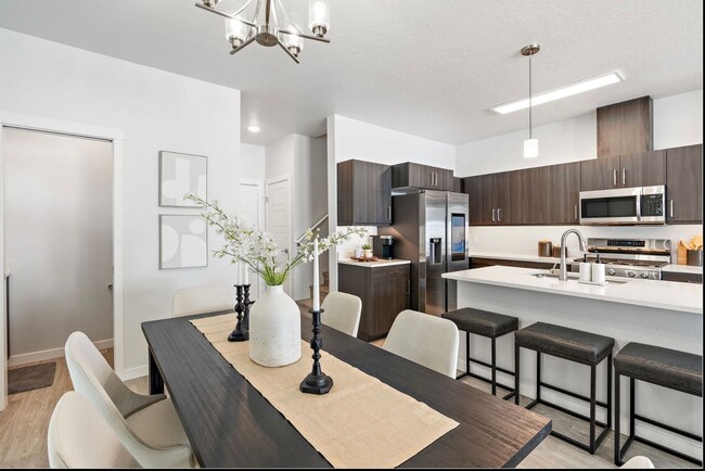 Building Photo - Boise 3 Bed 2.5 Bath 2 Car Garage Townhome AVAILABLE NOW!  $500 RENT CREDIT AT MOVE IN!