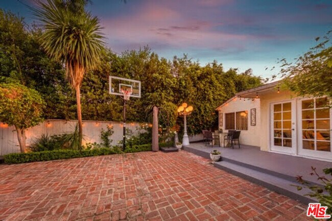 Building Photo - 1210 S Bedford Dr