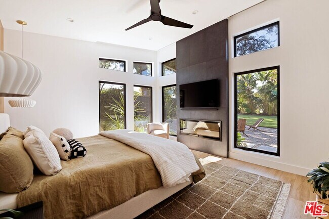 Building Photo - 4735 Degovia Ave