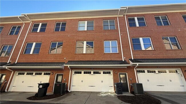 Building Photo - 745 Fountainhead Ln NE