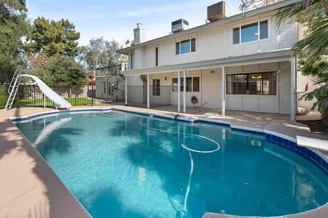 Building Photo - 8464 N 7th Ave