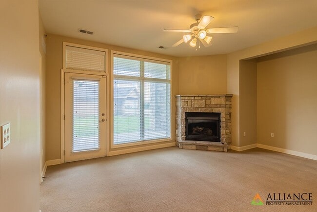 Building Photo - Great Location!