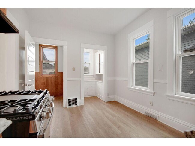 Building Photo - 804 Hawthorne Ave E