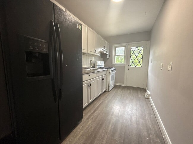 Building Photo - 556 Chalcot Square