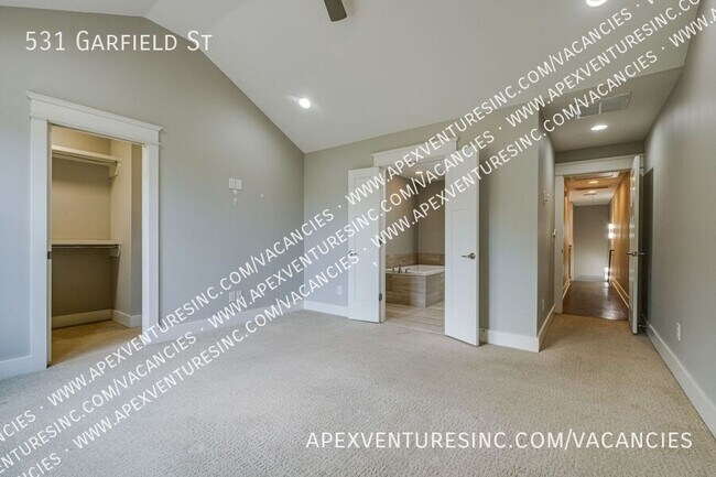 Building Photo - 531 Garfield St