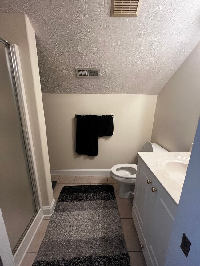 Building Photo - 3 bedroom 3 bath with Fenced in Yard in Ta...