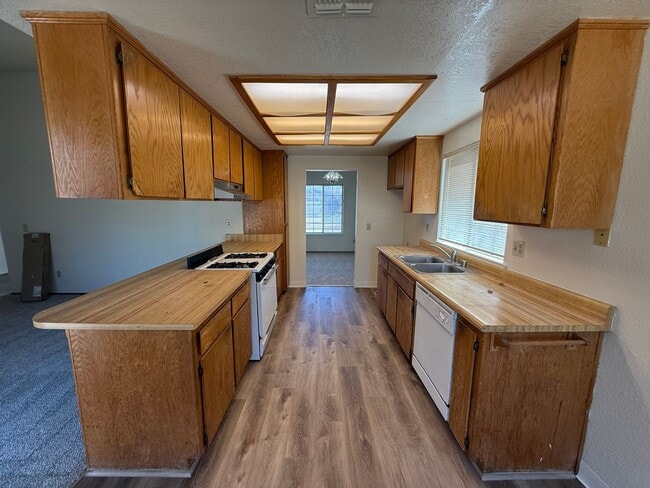 Building Photo - Spacious 4bed 2bath home in the Rio Linda/...