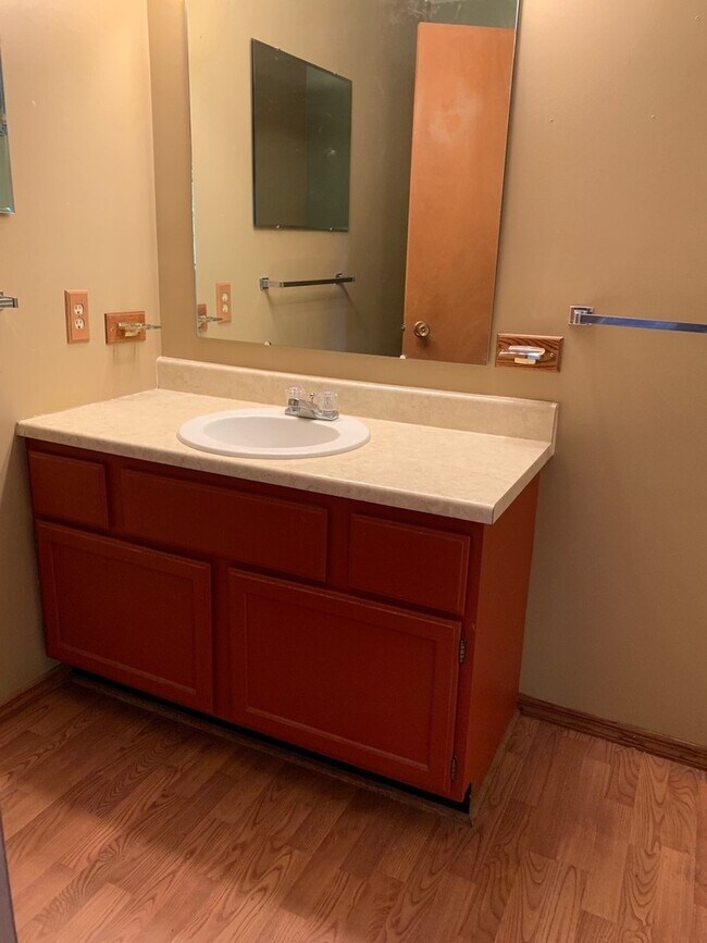 Building Photo - 2 Bedroom 2 Bathroom Condo Close to Campus!
