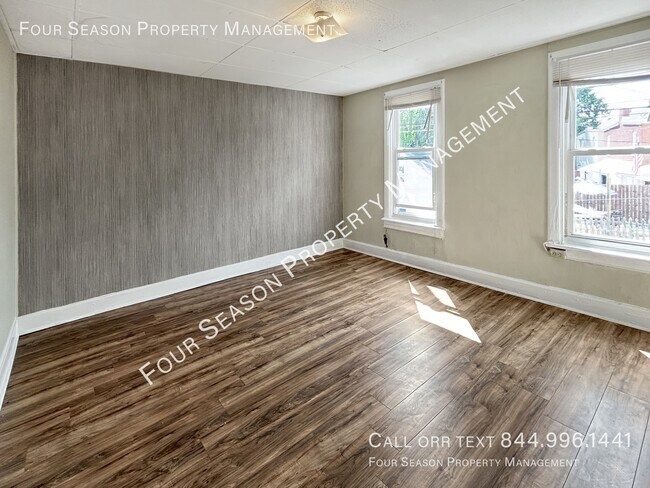 Building Photo - 306 S Locust St