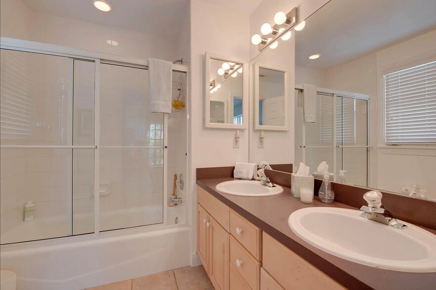 Building Photo - 197 Golf Club Dr