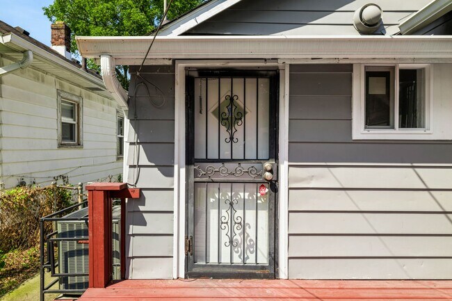 Building Photo - 1215 N Warman Ave