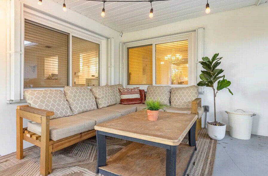 Building Photo - 1447 Caribbean Dr