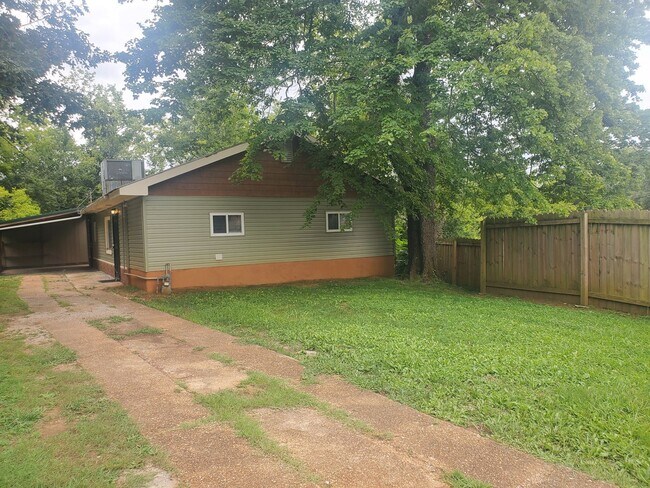 Building Photo - 3 Bedroom 2 Bath House