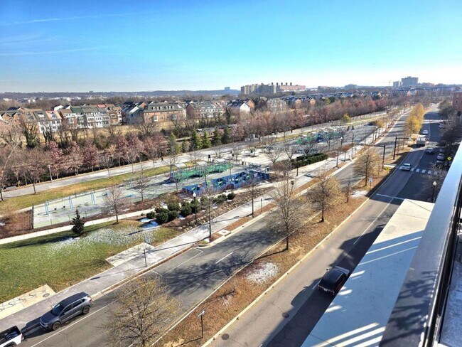 Building Photo - 737 Swann Ave