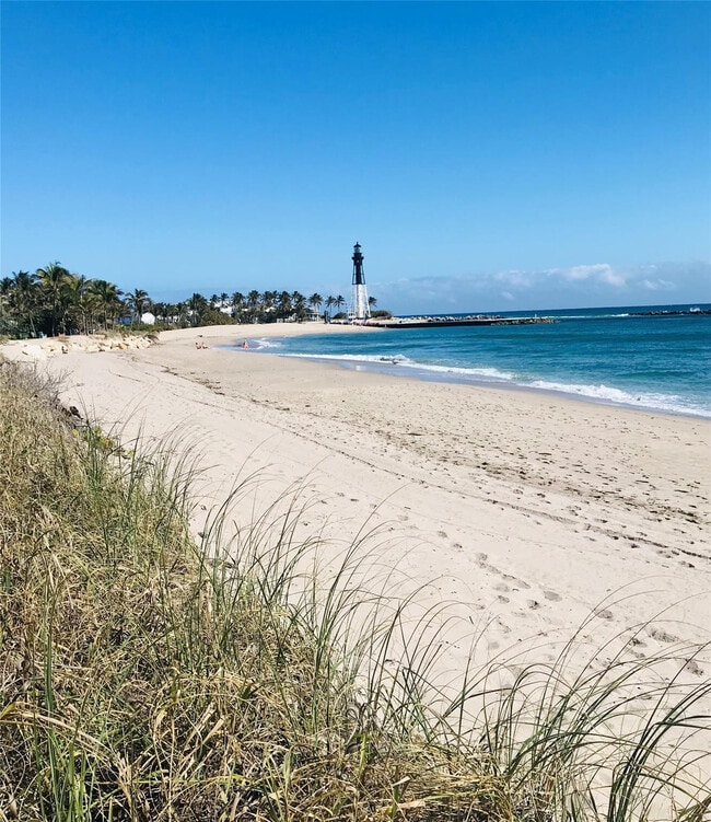 Building Photo - 2605 Bay Dr