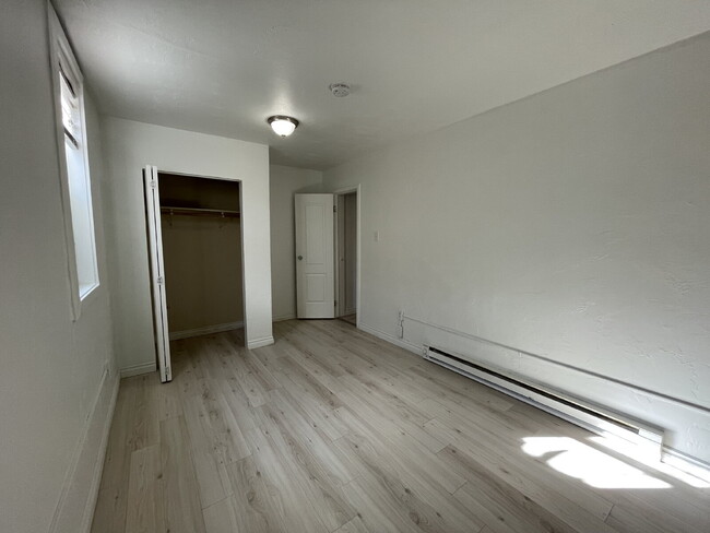 Building Photo - 3 bed 1 bath ground level apartment with n...