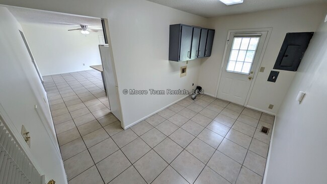 Building Photo - 3 Bed / 2 Bath on 1 Level - Garage, Lawn C...