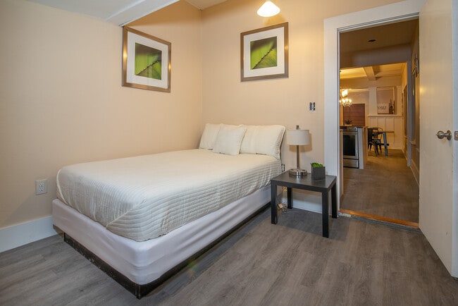 Building Photo - 321 University Ave