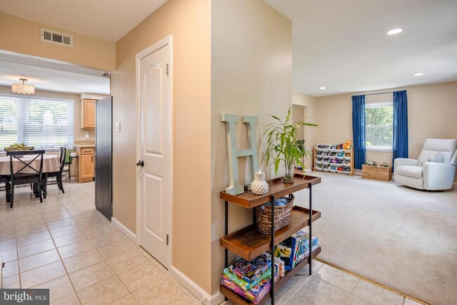 Building Photo - 15005 Narrows Ln