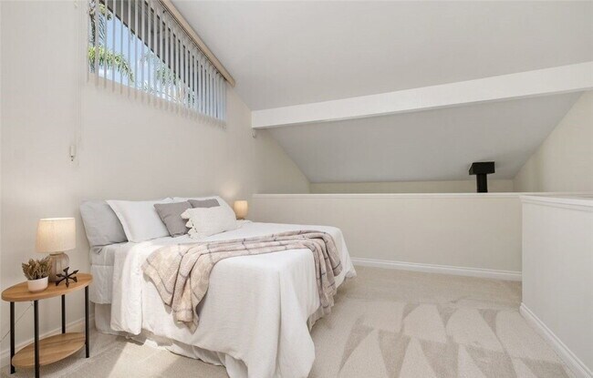 Building Photo - Bright & Spacious Unit with Natural Light