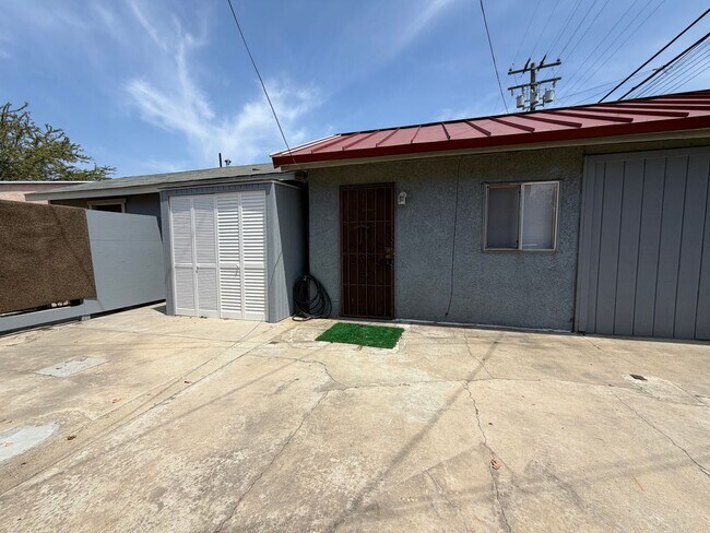 Building Photo - READY TO MOVE IN- MUST SEE - TWO CAR OFF STREET PARKING SPOTS AND UTILITIES PAID