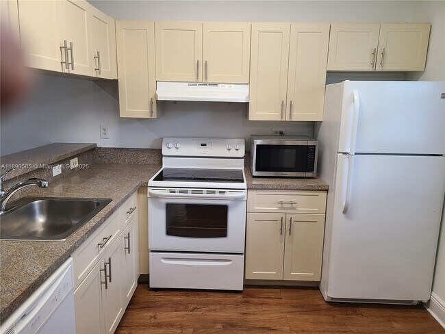 Building Photo - 9851 Nob Hill Ct