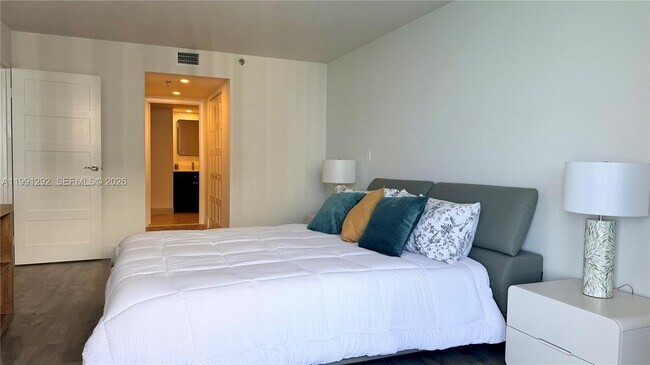 Building Photo - 555 NE 15th St