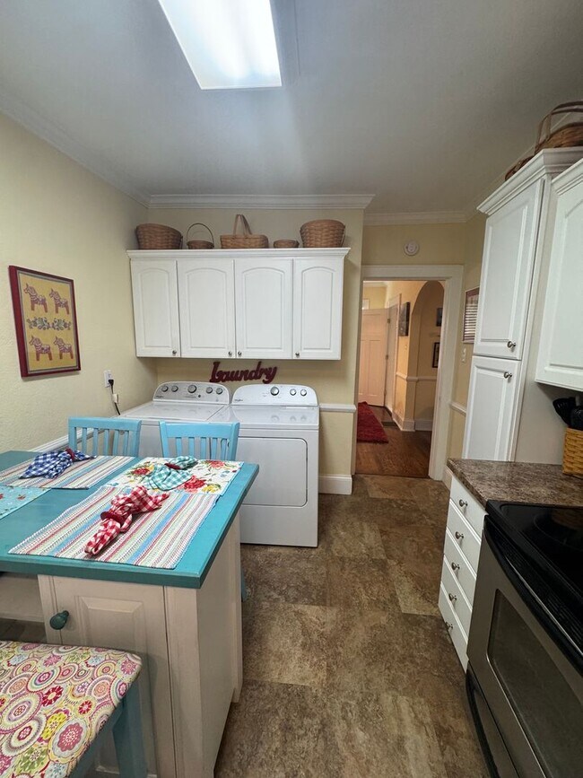 Building Photo - Knoxville 37917 - 2 bedroom, 1 bath - call Lisa Vineyard 865-216-9334