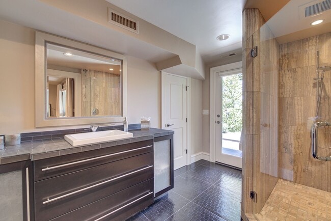 Building Photo - 5bd/4ba Medina Home