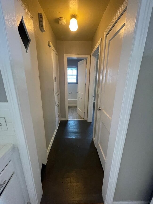 Building Photo - 1 Bed 1 Bath Duplex For Lease 8/4/2025