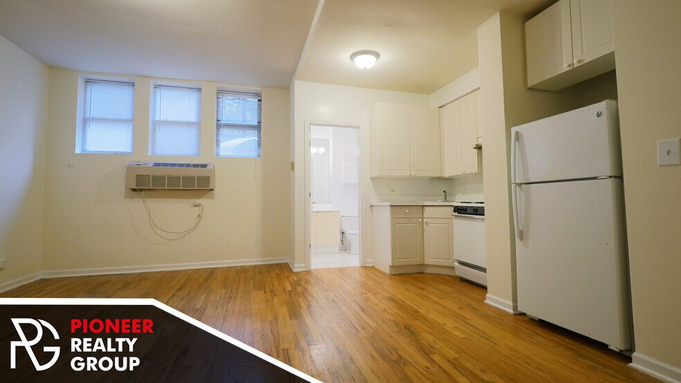 Building Photo - 912 W Dakin St