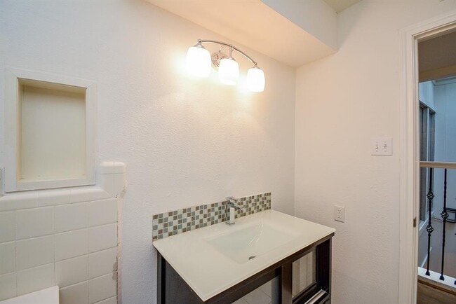 Building Photo - 917 S Ripple Creek Dr