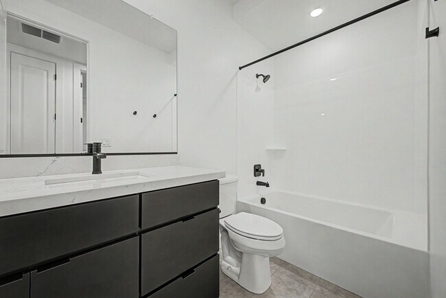 Building Photo - Alovita North 4 bedroom 3 baths