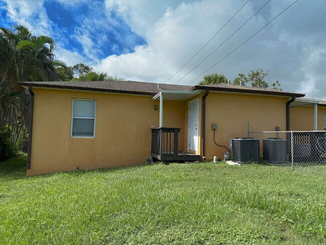 Building Photo - Cocoa Duplex