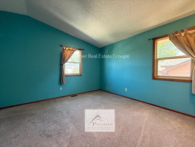 Building Photo - 854 Daffodil St