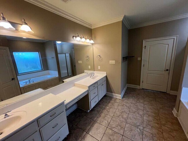 Building Photo - Beautiful 3 Bedroom Home in Established Zachary Neighborhood!