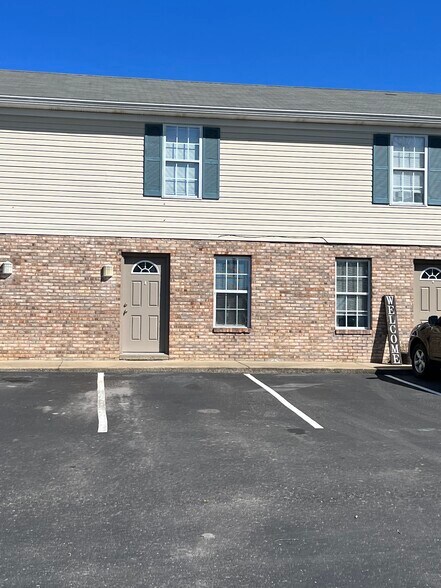Building Photo - 208 College St
