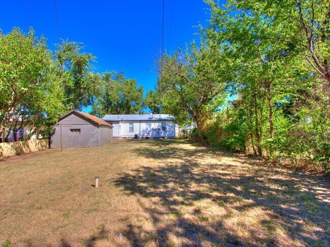 Building Photo - Charming 2 bed 1 bath home with many updates!