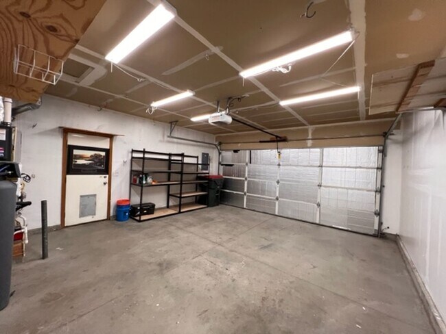Building Photo - 1132 N Maple Creek Ave