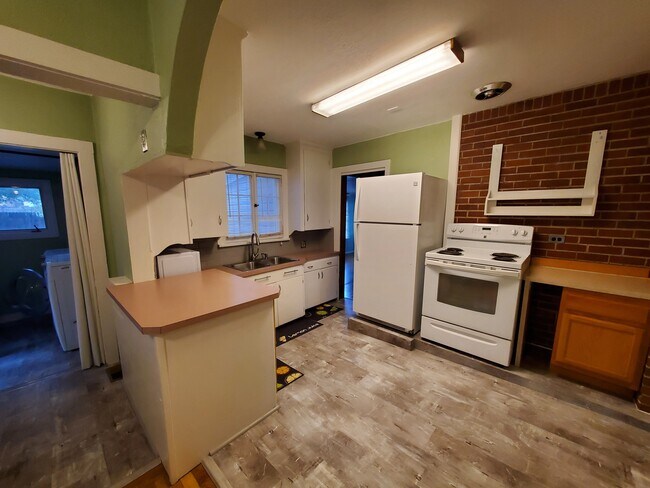 Building Photo - 607 Floral Ave