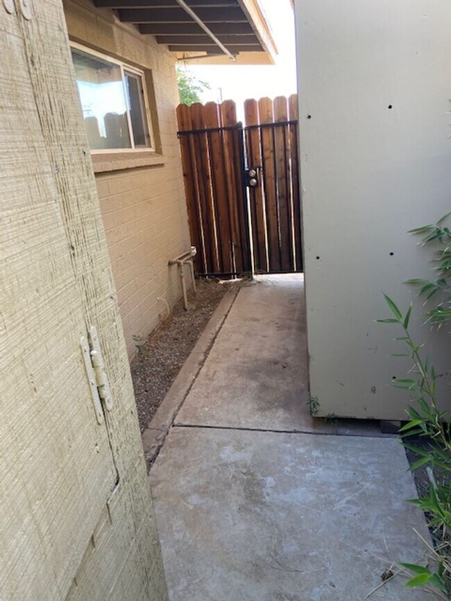 Building Photo - adorable 1 bed 1 bath with backyard private