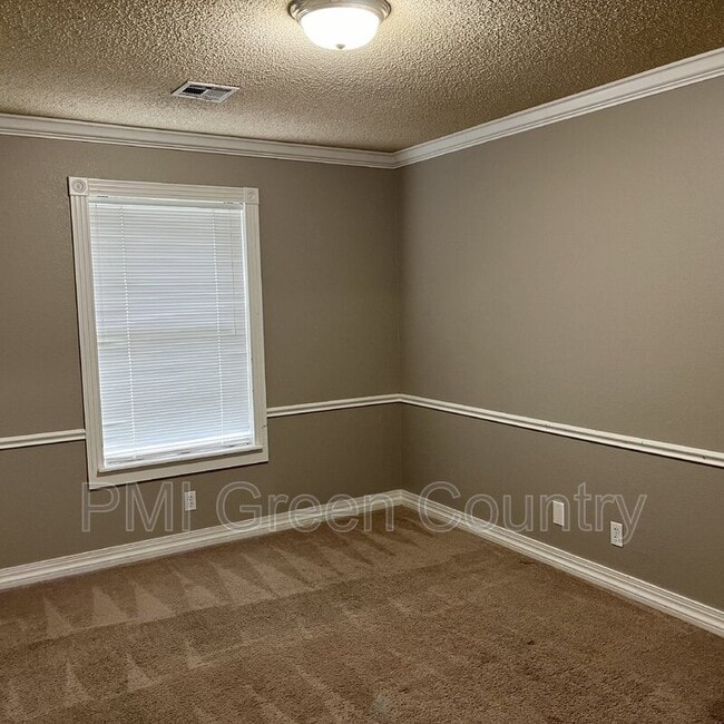 Building Photo - 1608 S Kalanchoe Ave W